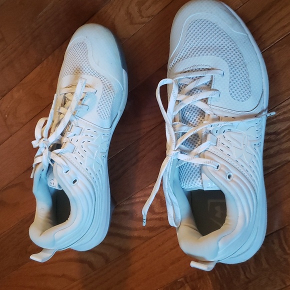 GIRLS SOFTBALL METAL CLEATS UNDER ARMOR SIZE 9 - Picture 3 of 6